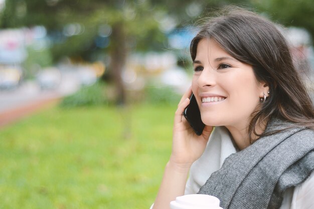 彼女の携帯電話で話す若い女性。