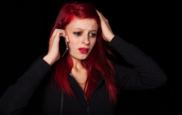 Photo young woman talking on mobile and crying at night