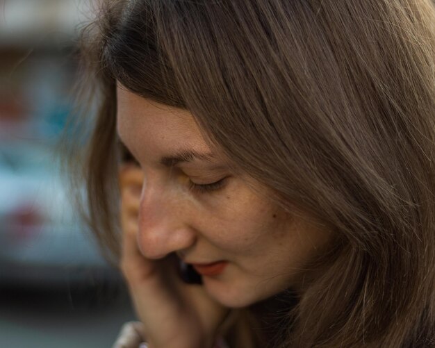 Photo young woman talking on mobile phone