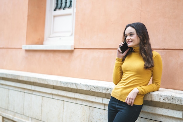 写真 携帯電話で話している若い女性