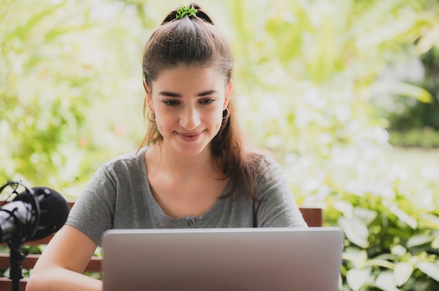 Giovane donna che parla con videoconferenza a casa, tecnologia di comunicazione remota online per chiamare tramite computer portatile sul cyberspazio, stile di vita di una persona femminile felice di lavorare e tenersi lontana isolata