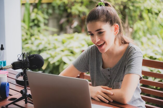 Giovane donna che parla con videoconferenza a casa, tecnologia di comunicazione remota online da chiamare