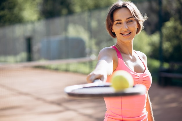 コートで若い女性のテニス選手