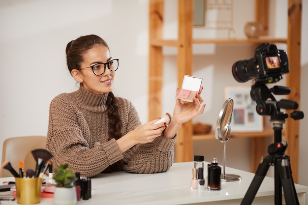 ビデオの美容製品をテストする若い女性