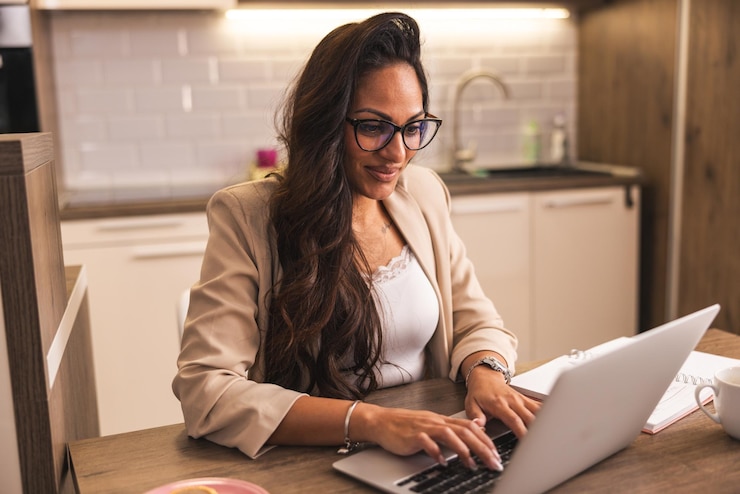 Photo young woman texting on laptop