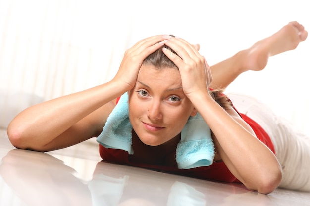 Photo a young woman tired after her workout