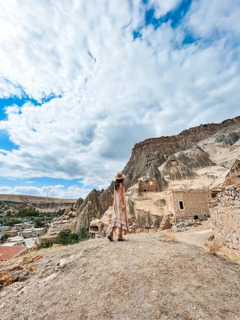 Giovane donna touring chiesa rupestre in cappadocia