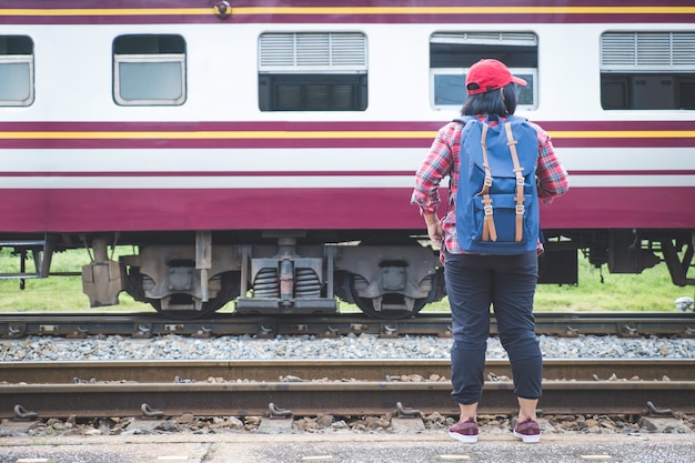 若い、女、観光、地位、駅、プラットフォーム