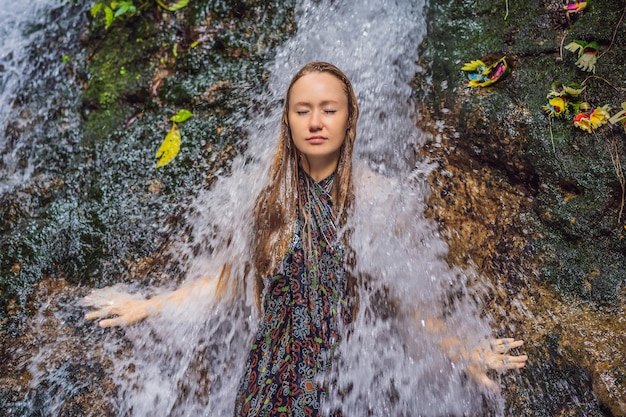 バリ州の聖なる泉セバトゥの若い女性観光客