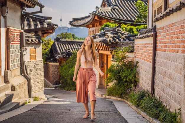 写真 ブクチョン・ハノク村 (bukchon hanok village) は韓国の伝統的な家が保存されている有名な場所の1つです