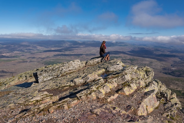 Turista della giovane donna che guarda un paesaggio della montagna in pena francia, a salamanca, la spagna.