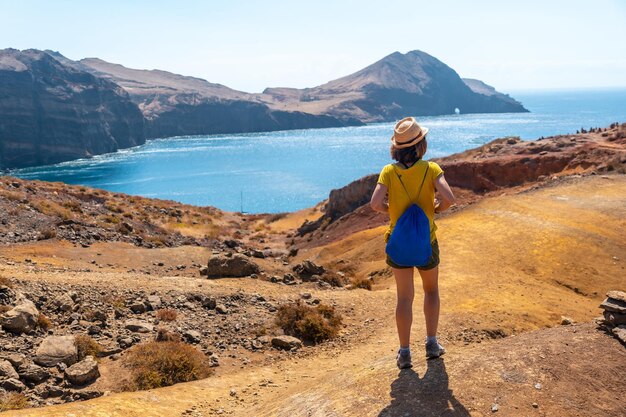 Baia D'Abra Madeira 해안의 Ponta de Sao Lourenco 트레일에서 젊은 여성 관광객