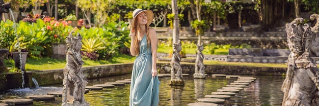 Молодая женщина-туристка в водном дворце таман тиртаганга аквапарк бали индонезия баннер длинный формат