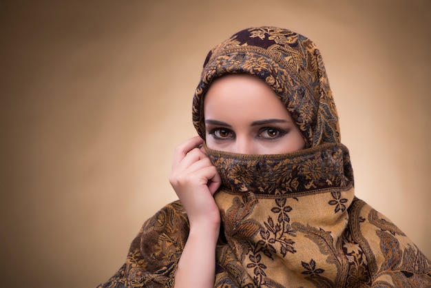 伝統的なイスラム教徒の服の若い女性