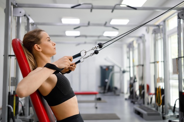 Foto giovane donna che si allena nel centro di riabilitazione della palestra