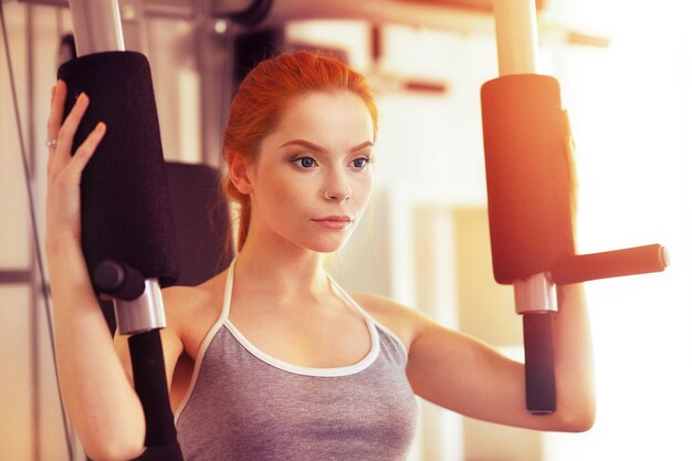 ジムでトレーニングする若い女性