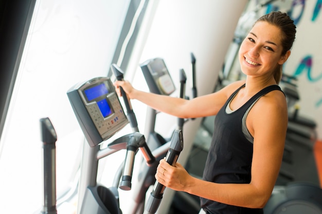 Giovane donna allenamento in palestra