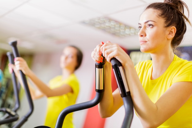 Addestramento della giovane donna in ginnastica