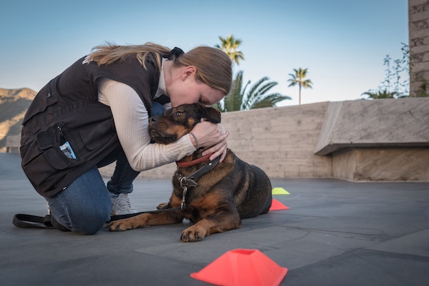 写真 若い女性は、ゲームと報酬で犬の屋外行動を訓練します