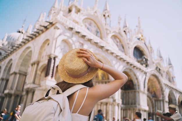 写真 若い女性はヴェネツィアイタリアヨーロッパを旅しています