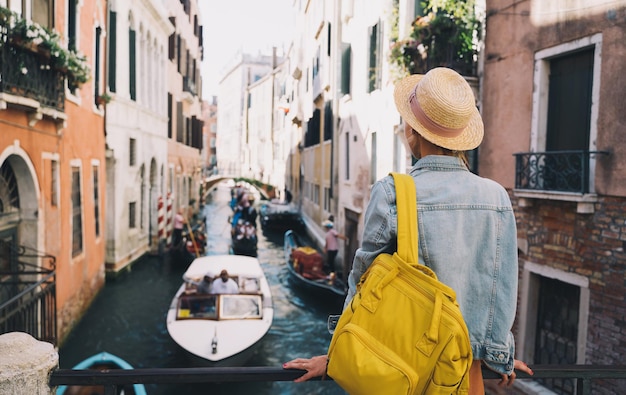 写真 若い女性はヴェネツィアイタリアヨーロッパを旅しています