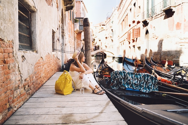 Giovane donna viaggi italia europa bella vista a venezia turista che cammina per le strade di venezia