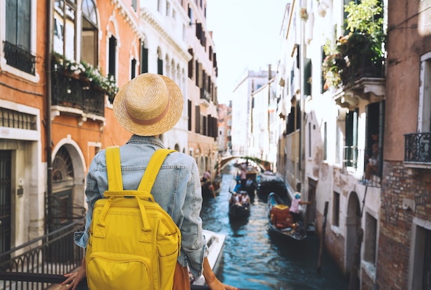 若い女性がヨーロッパでイタリア旅行旅行女の子はヴェネツィアの美しい景色をお楽しみください