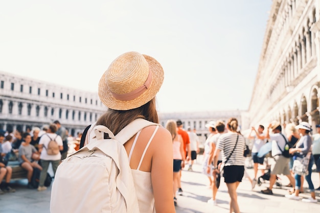 Giovane donna in viaggio in italia vacanza in europa la ragazza gode di una splendida vista a venezia