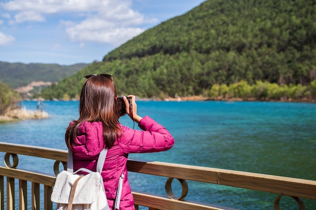 写真 中国、旅行ライフスタイルのブルームーンバレーで美しい自然を探している若い女性旅行者