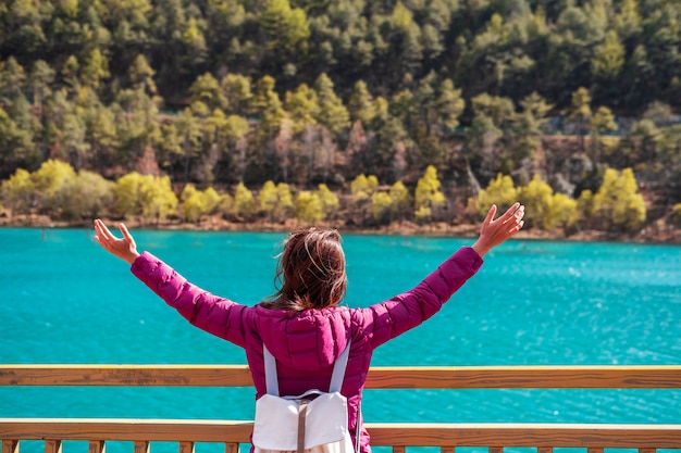 Photo young woman traveler looking beautiful nature at blue moon valley in china, travel lifestyle concept