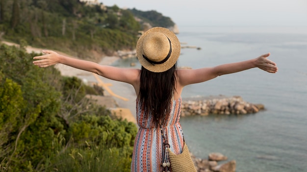 写真 モンテネグロで一人旅の若い女性