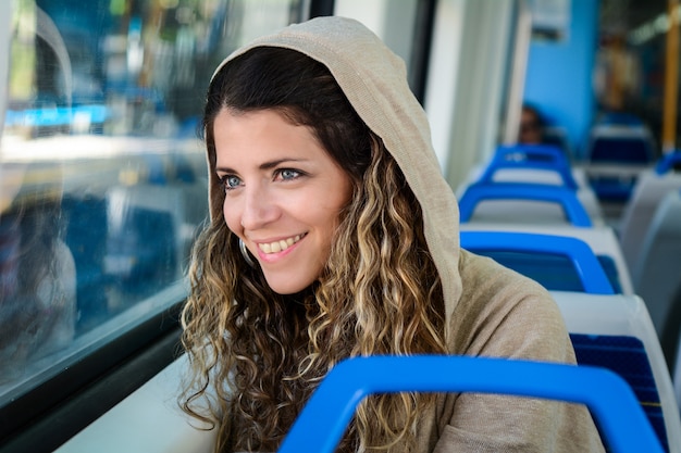 Giovane donna che viaggia in treno. stile di vita delle persone