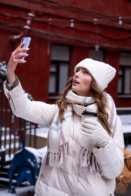 写真 冬に旅行する若い女性