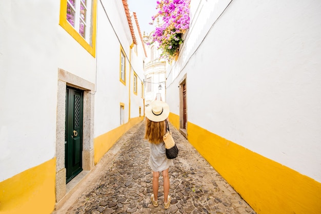 ポルトガルのエヴォラの旧市街の通りを旅する若い女性