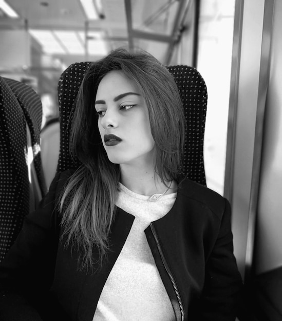 電車で旅する若い女性
