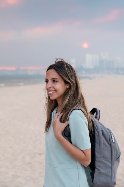 海のそばでcovidなしで旅行する若い女性