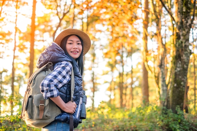 若い、女、旅行者、バックパック、森林