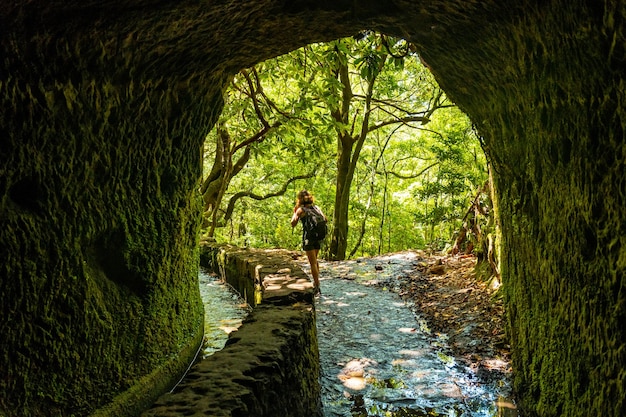 Levada do Caldeirao Verde Queimadas Madeira의 동굴에서 트레킹하는 젊은 여성