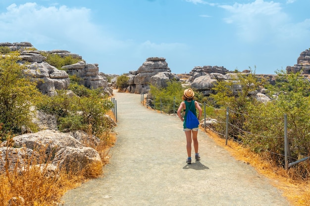 Torcal de Antequera Malaga Spain에서 트레킹하는 젊은 여성