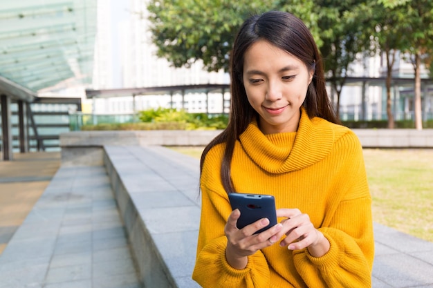 若い女性の携帯電話の使用