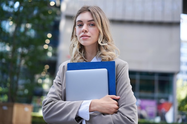 Photo young woman using digital tablet