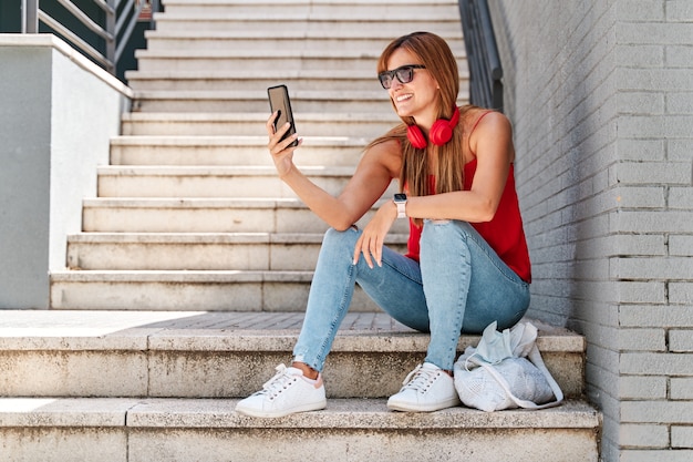 市内で彼女の携帯電話を使用して若い女性。