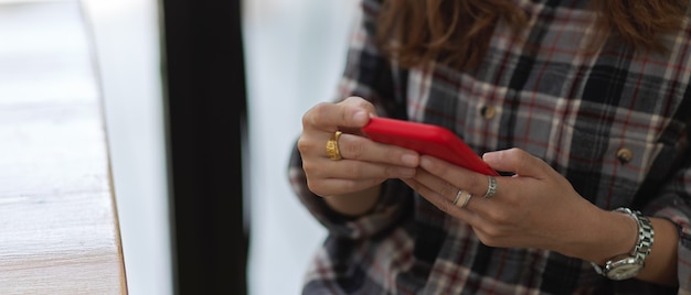 彼女のスマートフォンを使用して若い女性