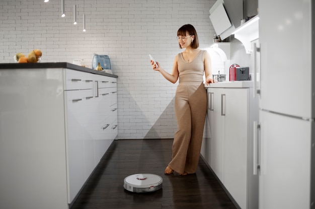 Giovane donna che utilizza la tecnologia domestica