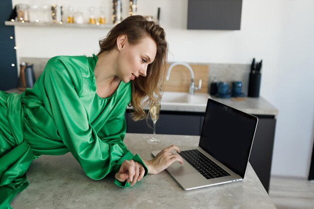 Фото Молодая женщина использует ноутбук дома
