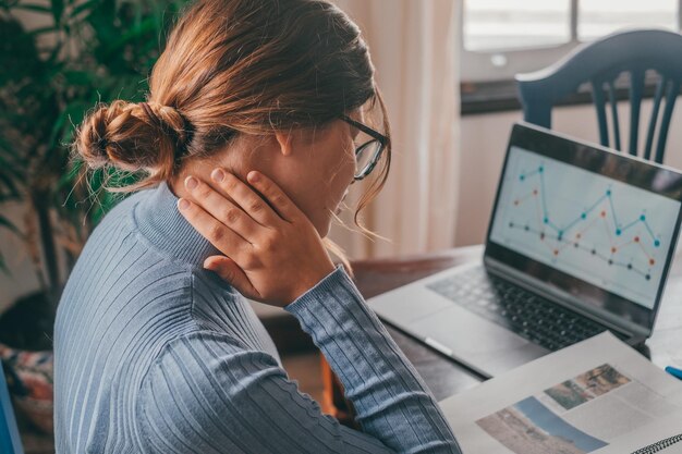 写真 家でラップトップを使っている若い女性