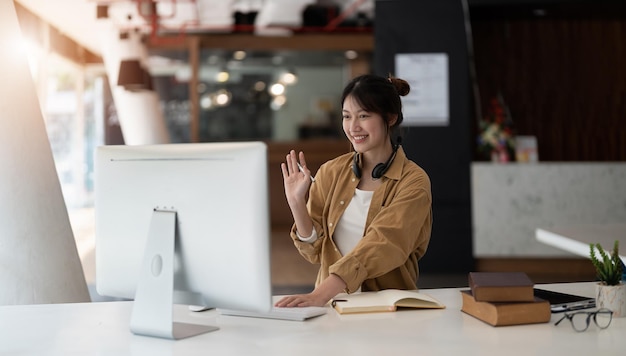 写真 オフィスでラップトップを使っている若い女性