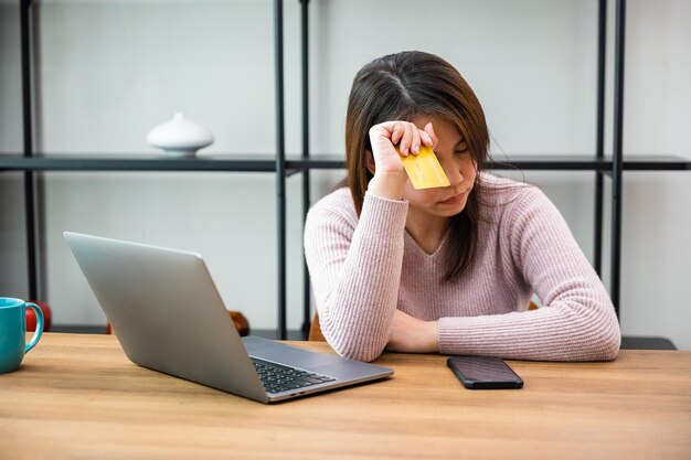 写真 テーブルでラップトップを使っている若い女性