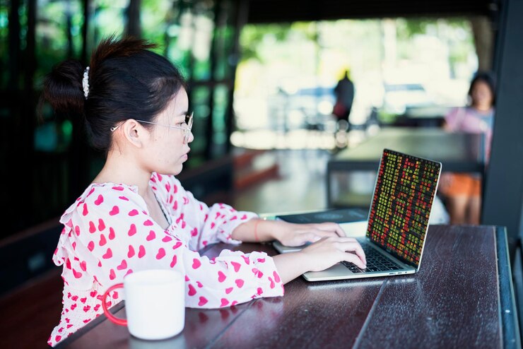 Photo young woman using laptop at cafe