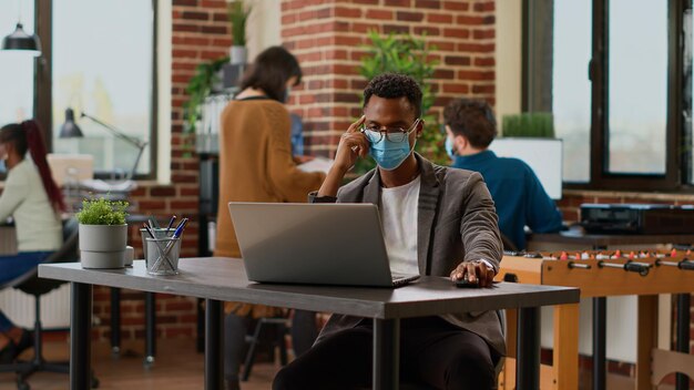 Photo young woman using laptop at cafe